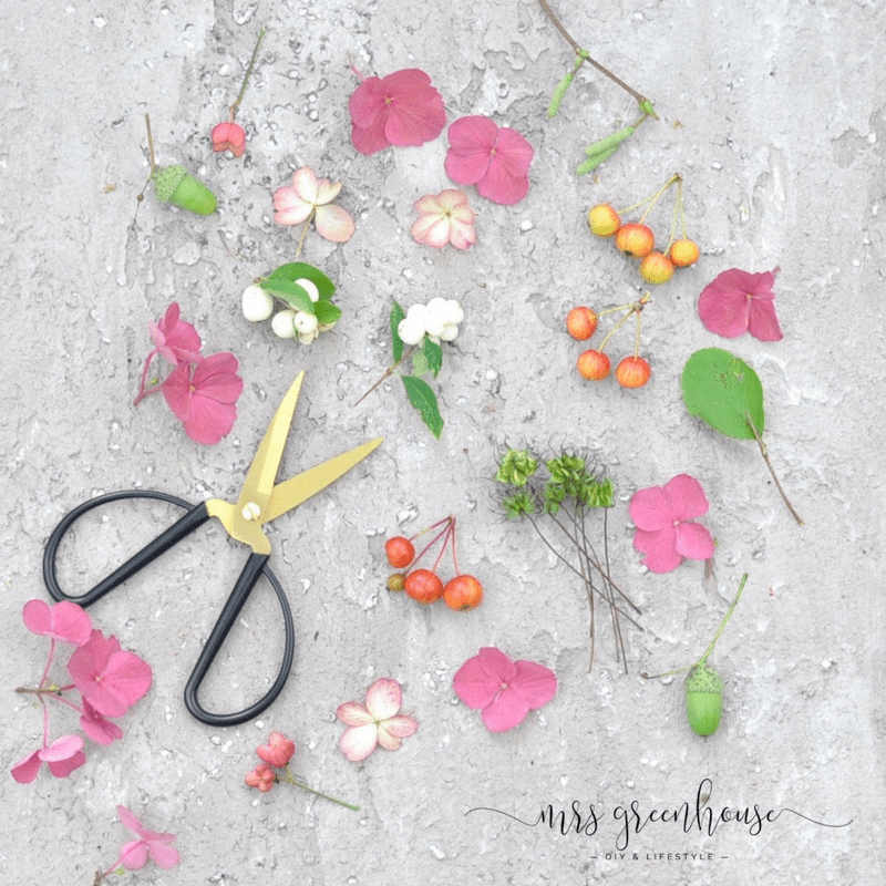 Zarte DIY Blütenkränze im Stickrahmen aus Trockenblumen