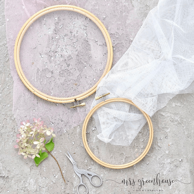 Zarte DIY Blütenkränze im Stickrahmen aus Trockenblumen