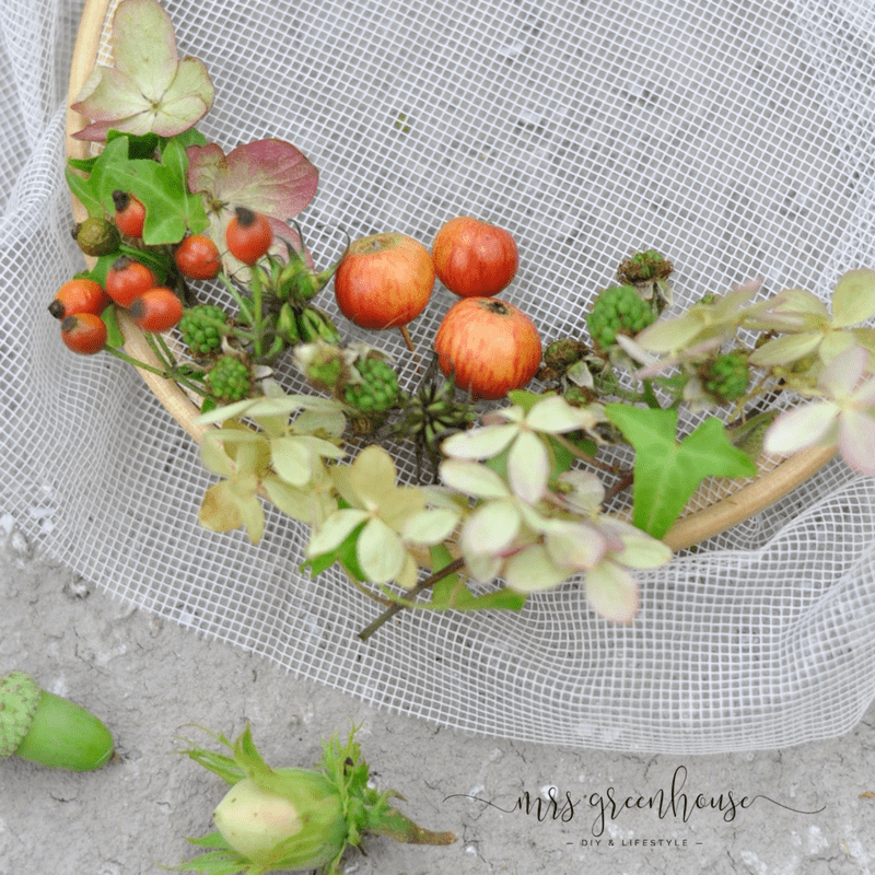 Zarte DIY Blütenkränze im Stickrahmen aus Trockenblumen