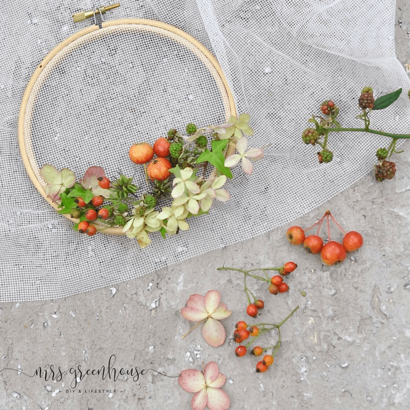 Zarte DIY Blütenkränze im Stickrahmen aus Trockenblumen