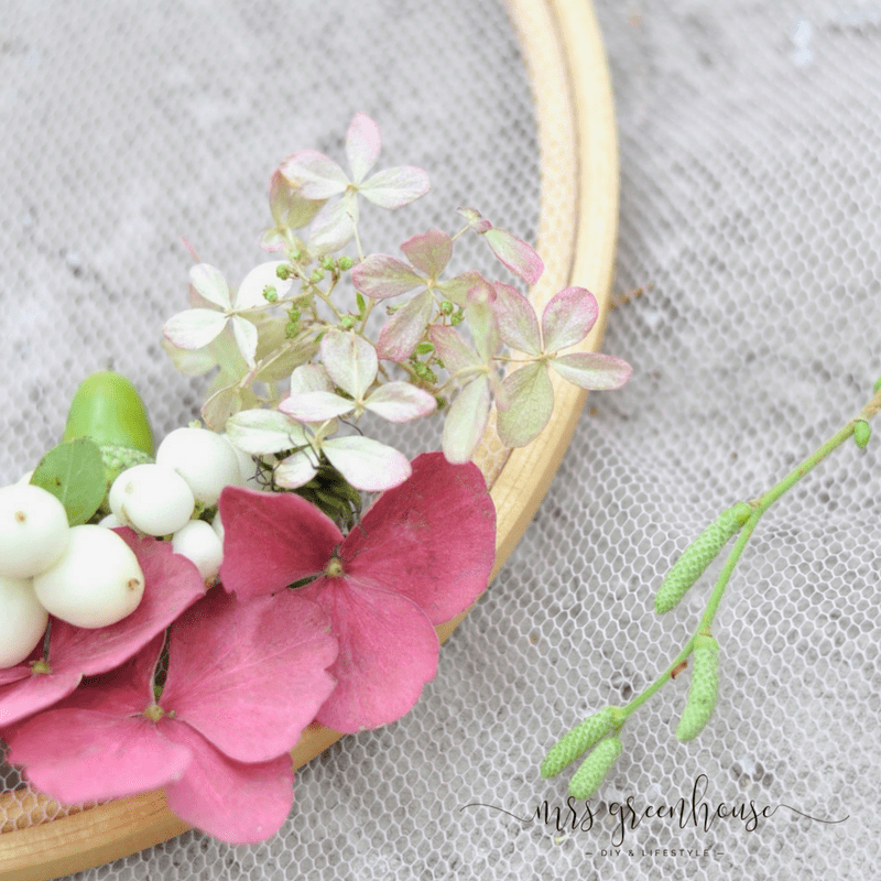 Zarte DIY Blütenkränze im Stickrahmen aus Trockenblumen