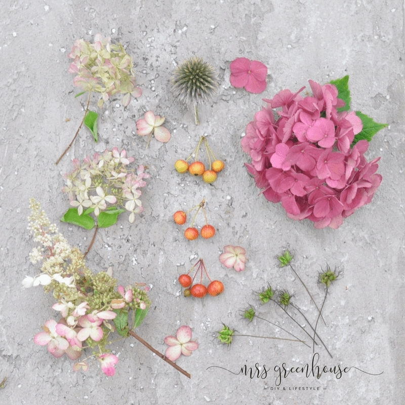 Blüten auf grauem Untergrund