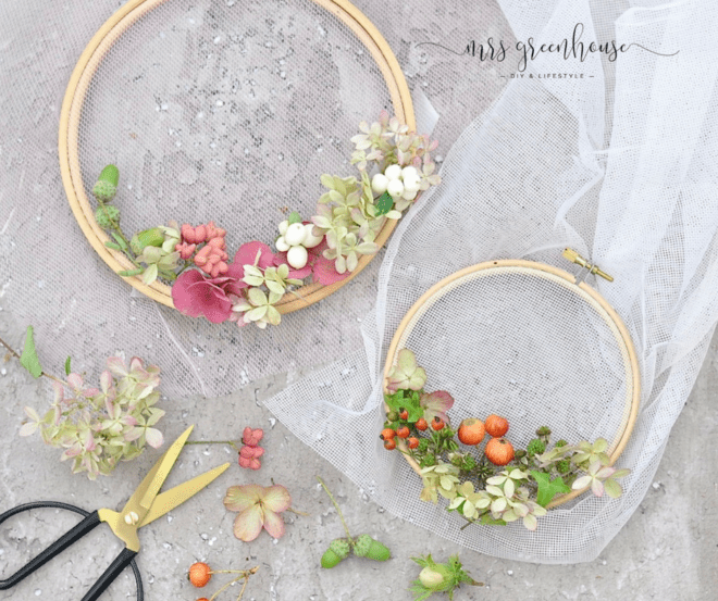 Zarte DIY Blütenkränze im Stickrahmen aus Trockenblumen