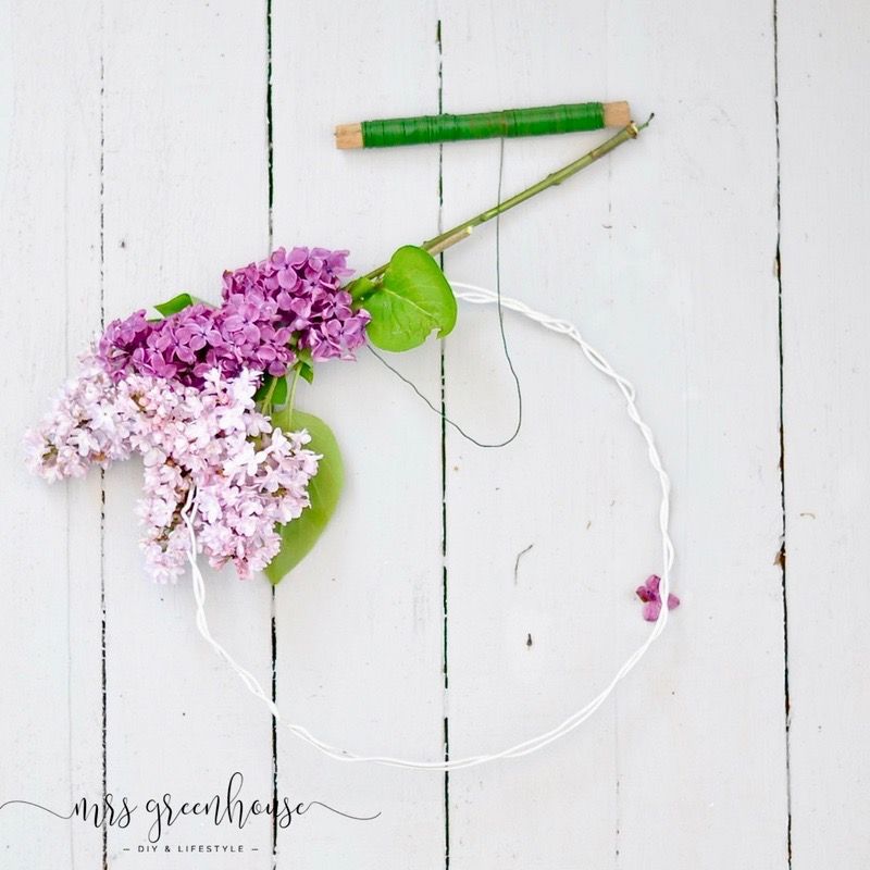 DIY - Ein romantischer Fliederkranz aus dem Garten und eine zarte Tischdekoration aus Hortensienblüten