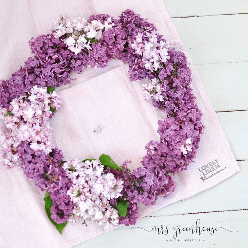 DIY - Ein romantischer Fliederkranz aus dem Garten und eine zarte Tischdekoration aus Hortensienblüten