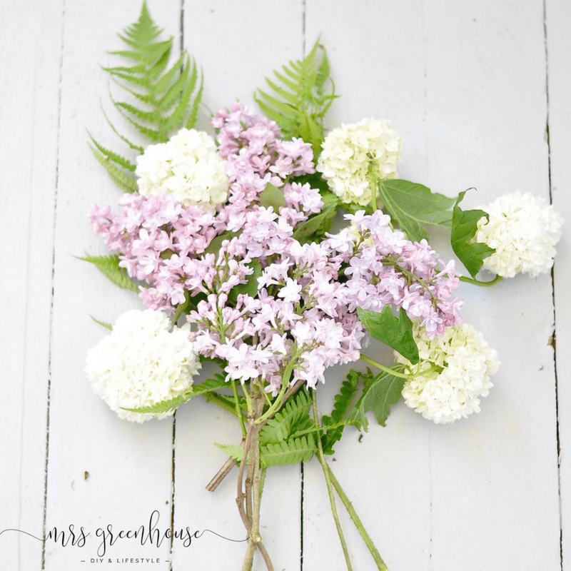 DIY - Ein romantischer Fliederkranz aus dem Garten und eine zarte Tischdekoration aus Hortensienblüten