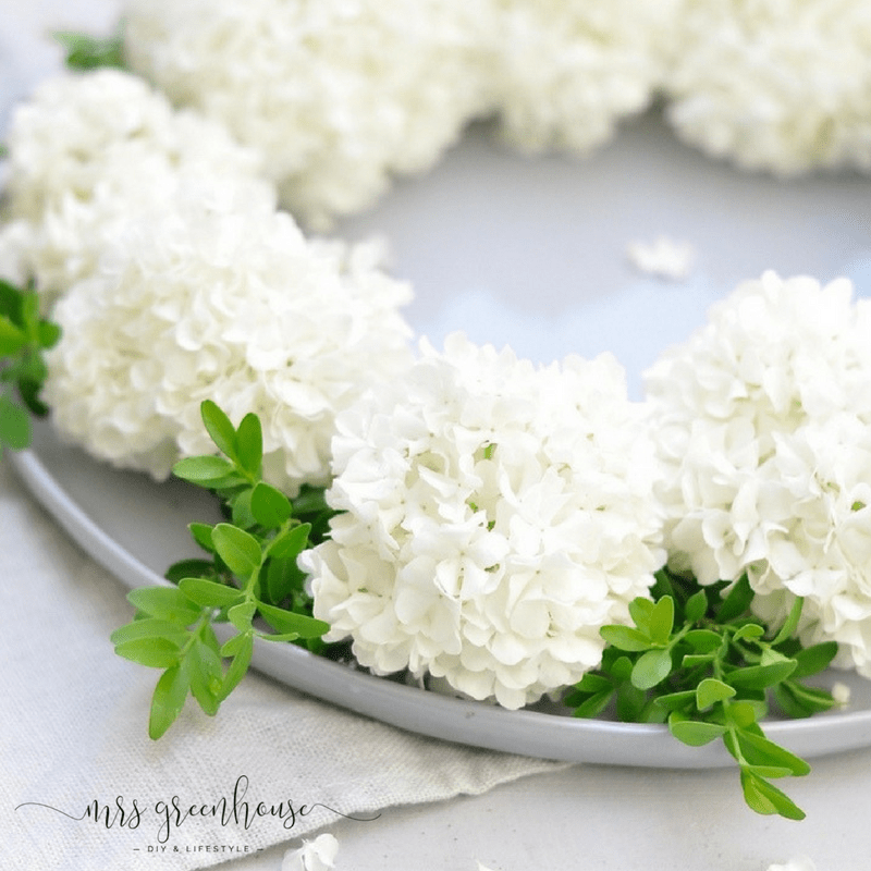 DIY - Ein romantischer Fliederkranz aus dem Garten und eine zarte Tischdekoration aus Hortensienblüten