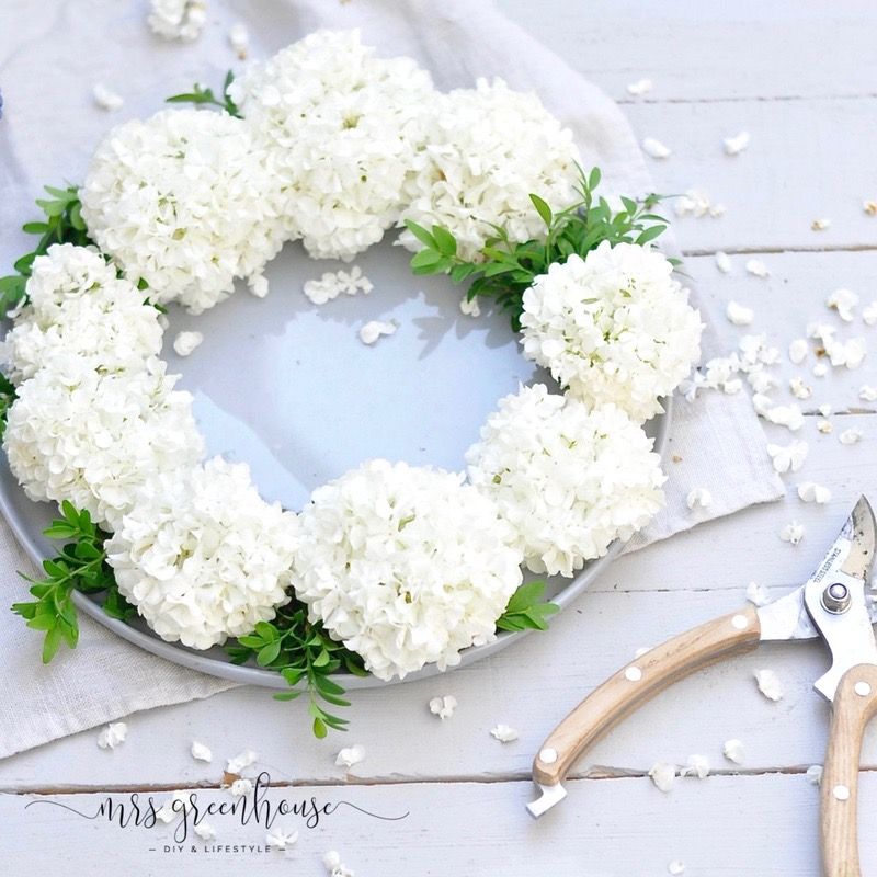 DIY - Ein romantischer Fliederkranz aus dem Garten und eine zarte Tischdekoration aus Hortensienblüten