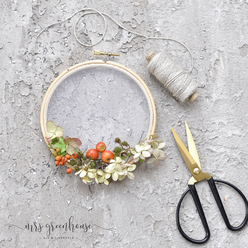 Zarte DIY Blütenkränze im Stickrahmen aus Trockenblumen