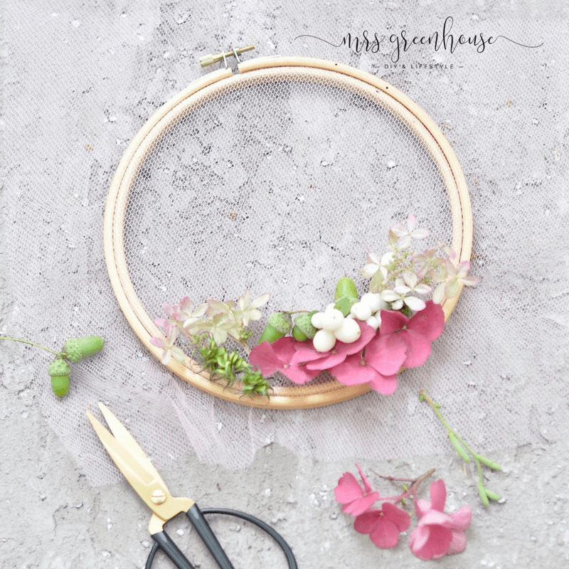 Zarte DIY Blütenkränze im Stickrahmen aus Trockenblumen