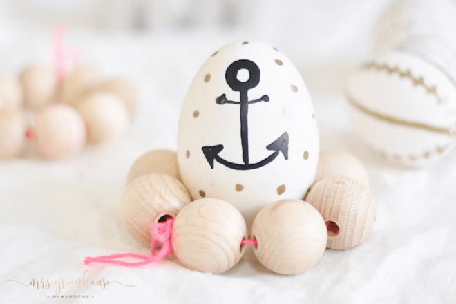 DIY bemalte Ostereier und Eierbecher aus Holzperlen