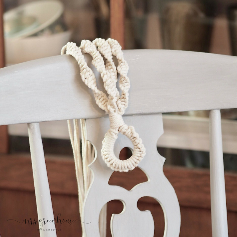 Eine Macramé-Blumenampel