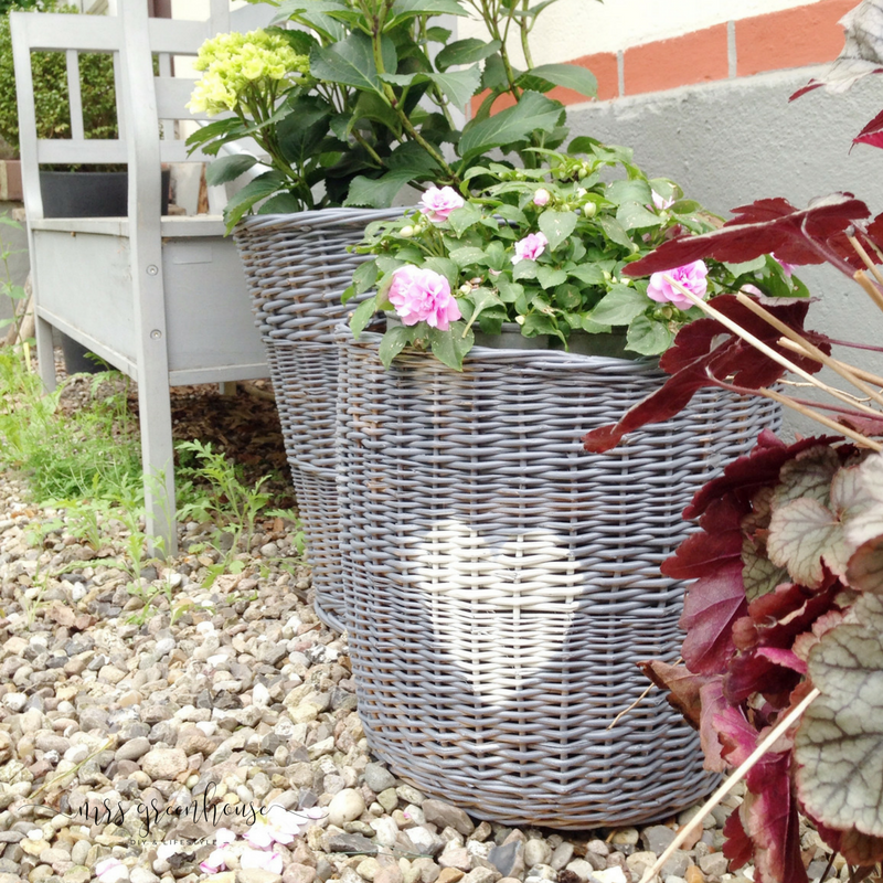 Weidenkörbe im Shabby Look, ein Garten-DIY mit Farbe auf Mrsgreenhouse.de
