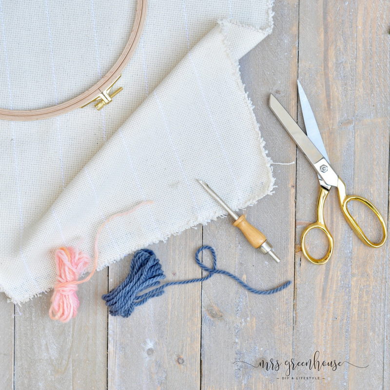 Punchneedle und eine Sommerdame im Stickrahmen