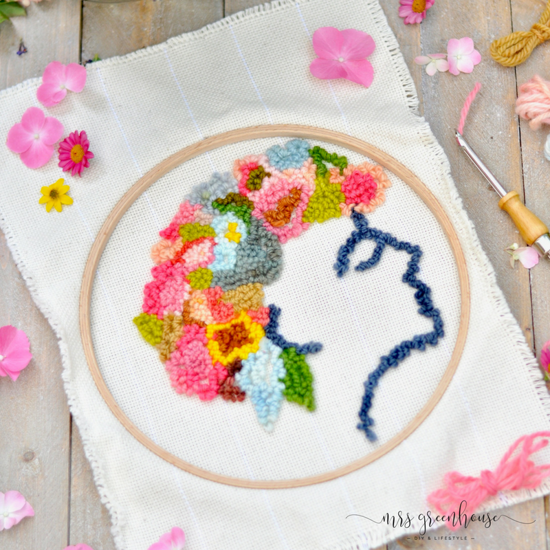 Punchneedle und eine Sommerdame im Stickrahmen
