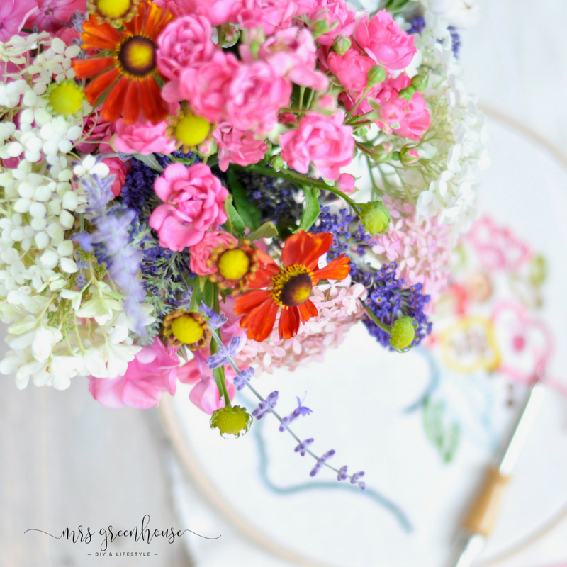 Punchneedle und eine Sommerdame im Stickrahmen