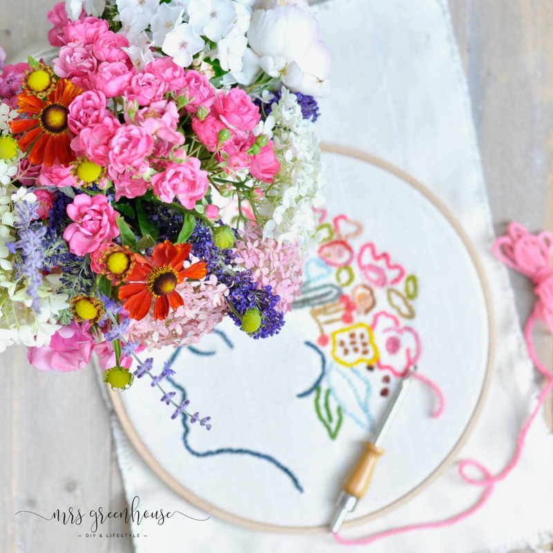 Punchneedle und eine Sommerdame im Stickrahmen