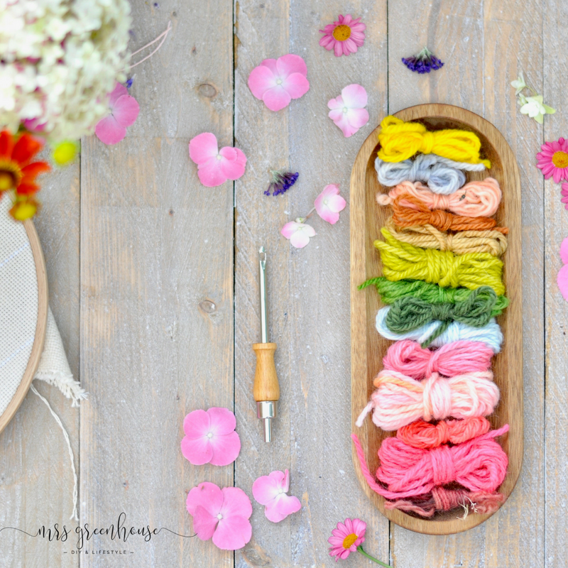 Punchneedle und eine Sommerdame im Stickrahmen