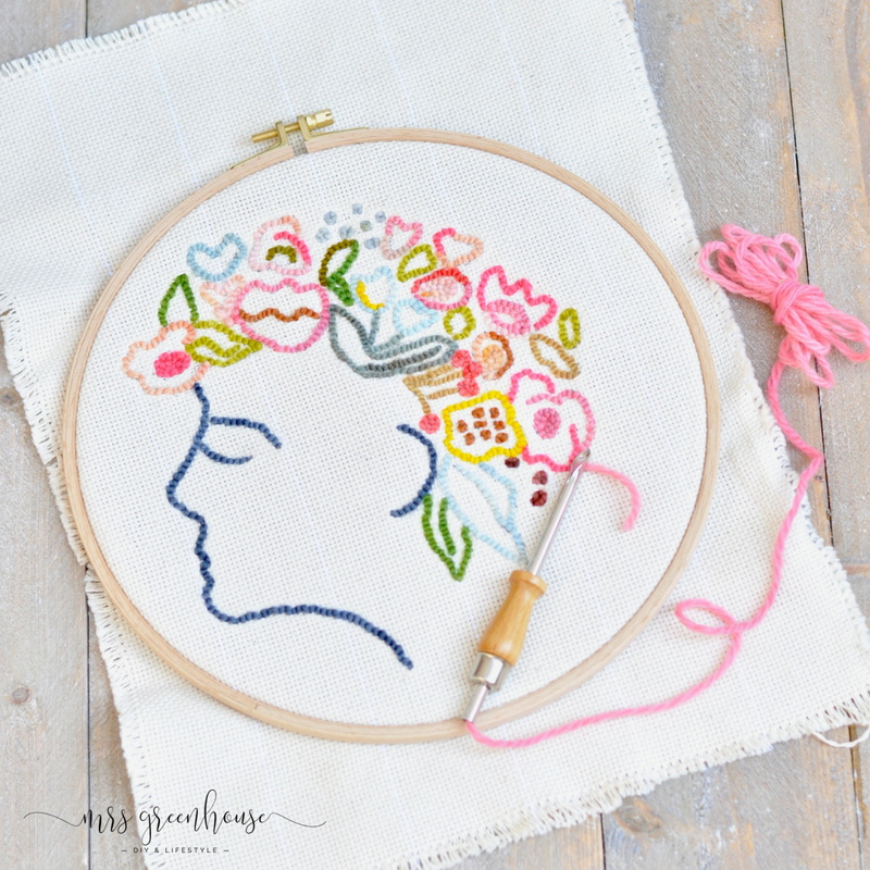 Punchneedle und eine Sommerdame im Stickrahmen