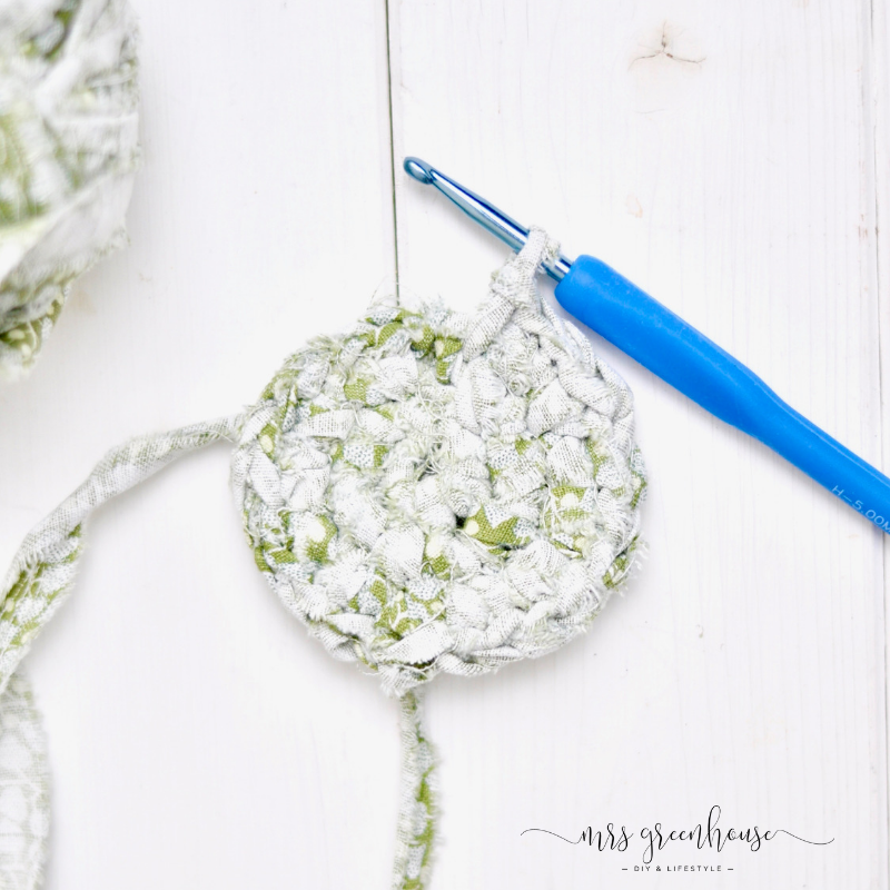 DIY- Gehäkelter Untersetzer aus recycelten Stoffen