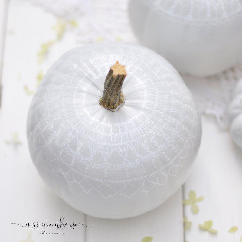 Kürbis-DIY mit Spitzenmuster