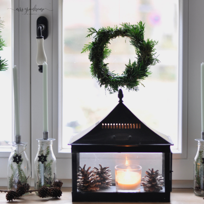 Tannenkränze im Fenster