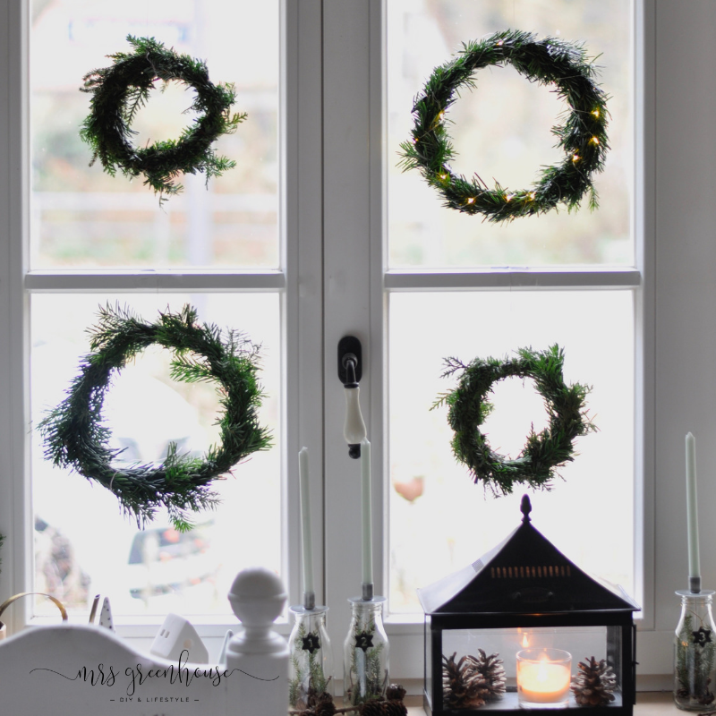 Tannenkränze im Fenster