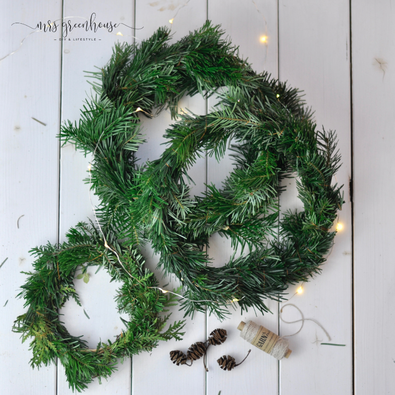 Tannenkränze im Fenster