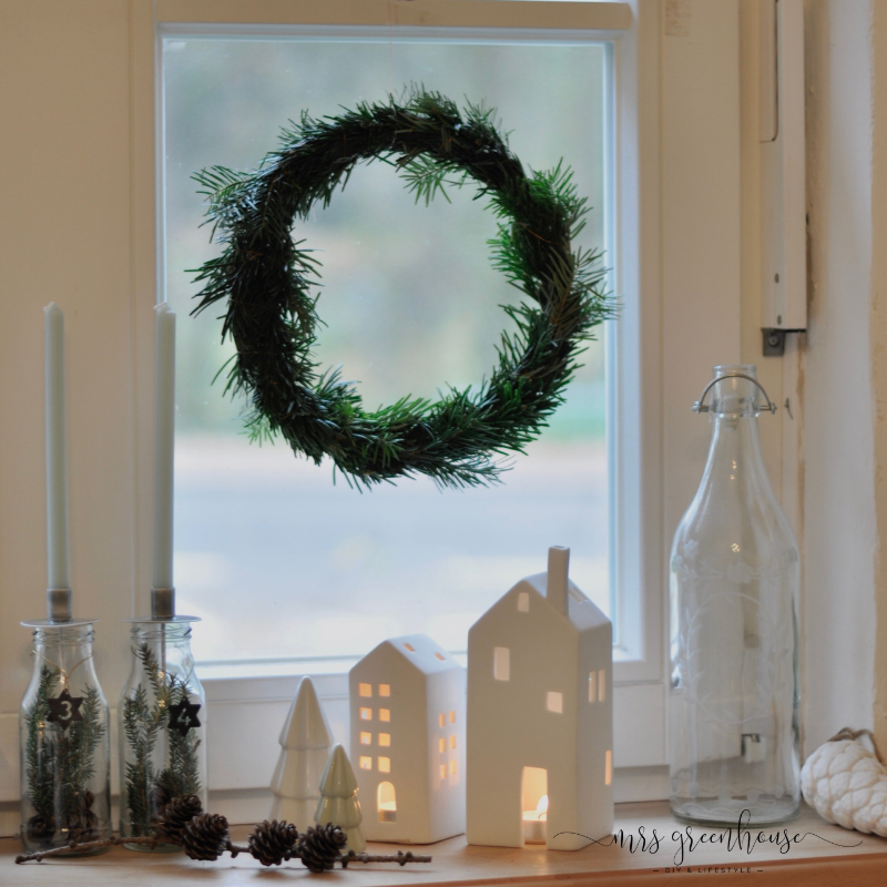 Tannenkränze im Fenster