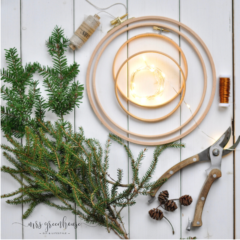 Tannenkränze im Fenster