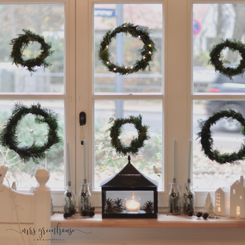 Tannenkränze im Fenster