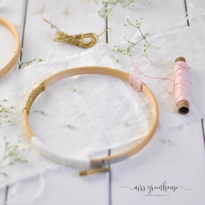 Stickrahmen mit Garn umwickelt