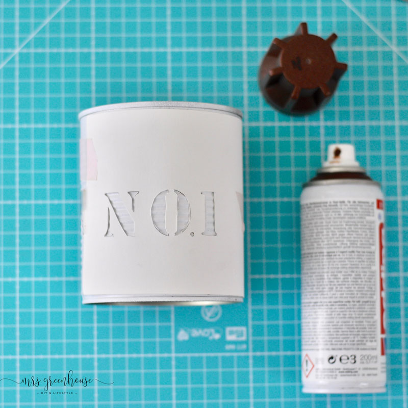 DIY Dosen-upcycling für coole Pflanztöpfe - Schablone auflegen