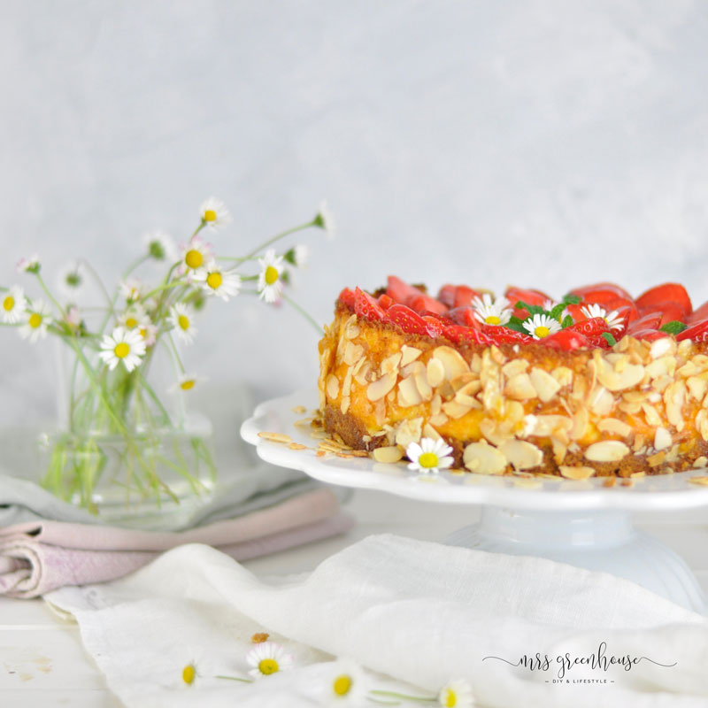 Erdbeer Käsekuchen mit gerösteten Mandeln Rezept - mrsgreenhouse.de
