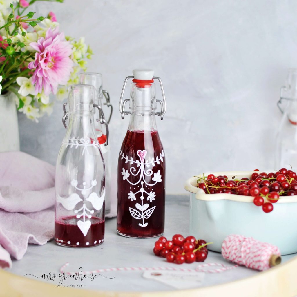Johannisbeersirup in bemalten Flaschen
