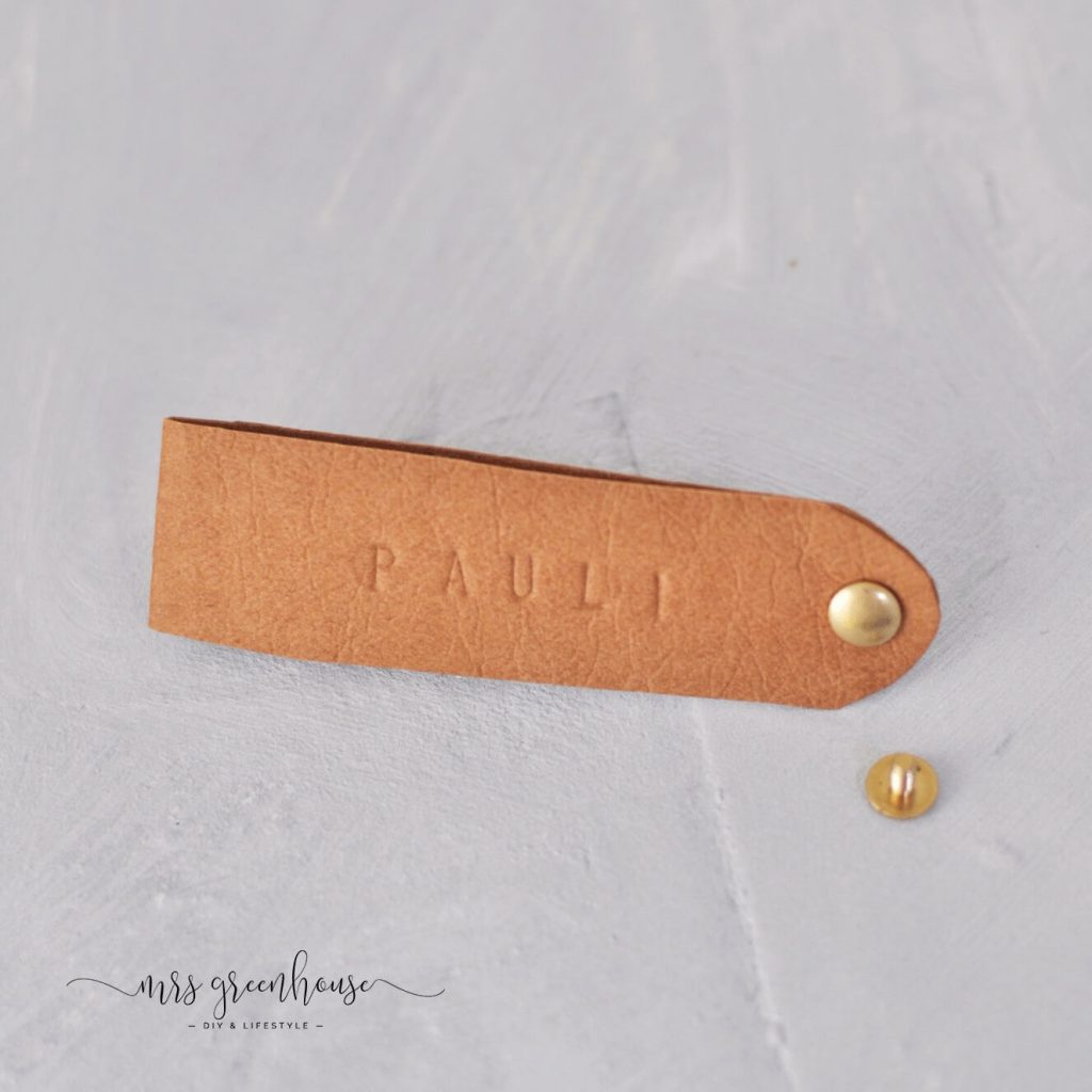 Namenschild mit Schlagbuchstaben