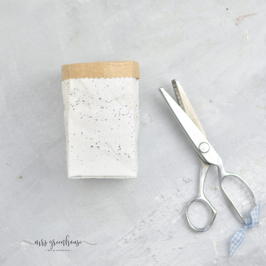 Tetrapack mit der Zackenschere beschneiden