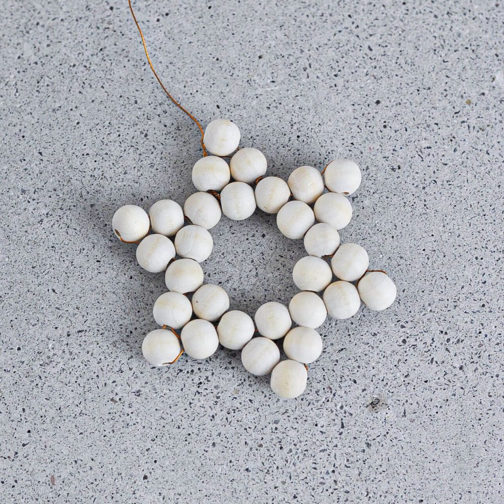 Sterne aus Holzperlen mit Anleitung - mrsgreenhouse.de