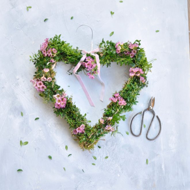 Frühlingskranz auf einem Drahtbügel