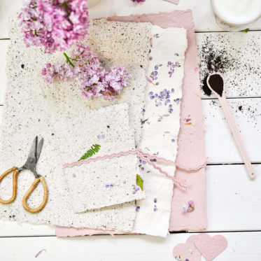 Papier schöpfen mit Kaffeesatz und Blüten