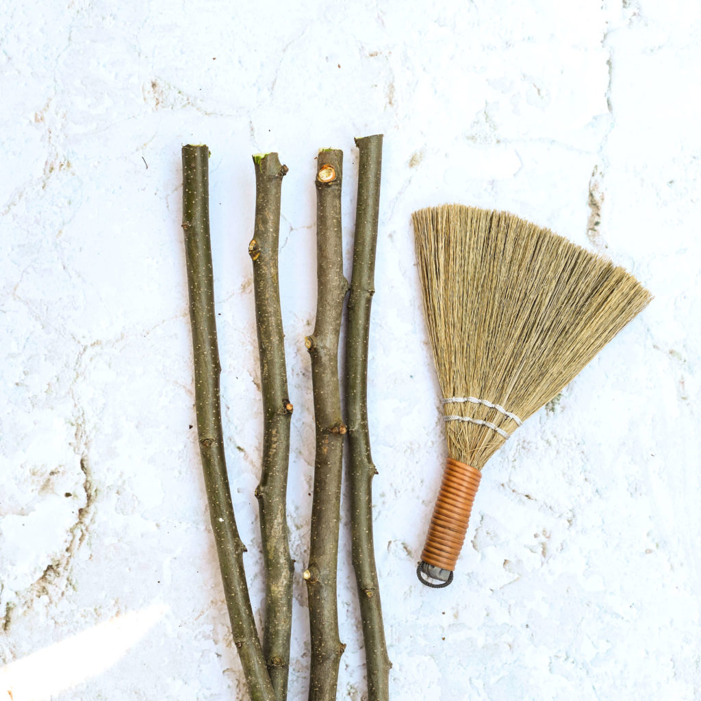 Bmit einer Bürste die Äste reinigen