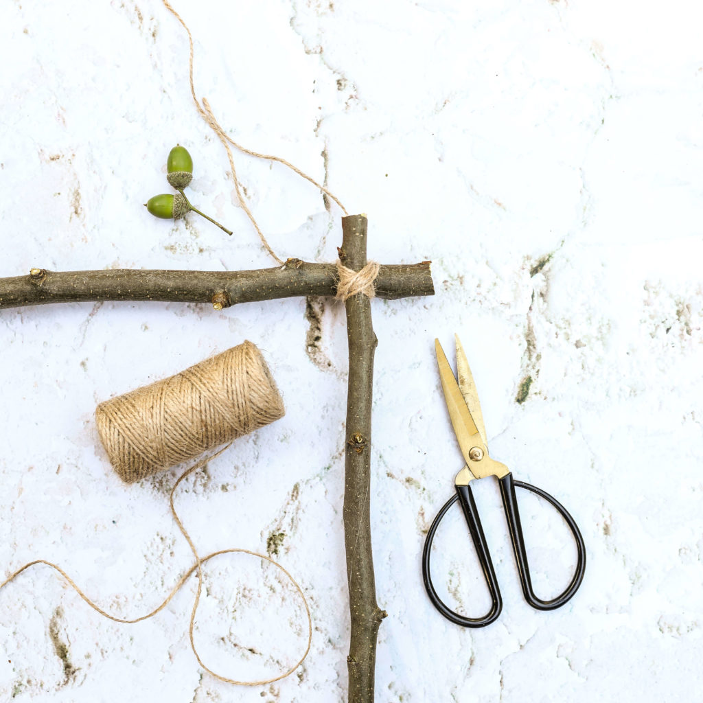 Ecken des Fensterkreuzes mit Sisalband umwickeln