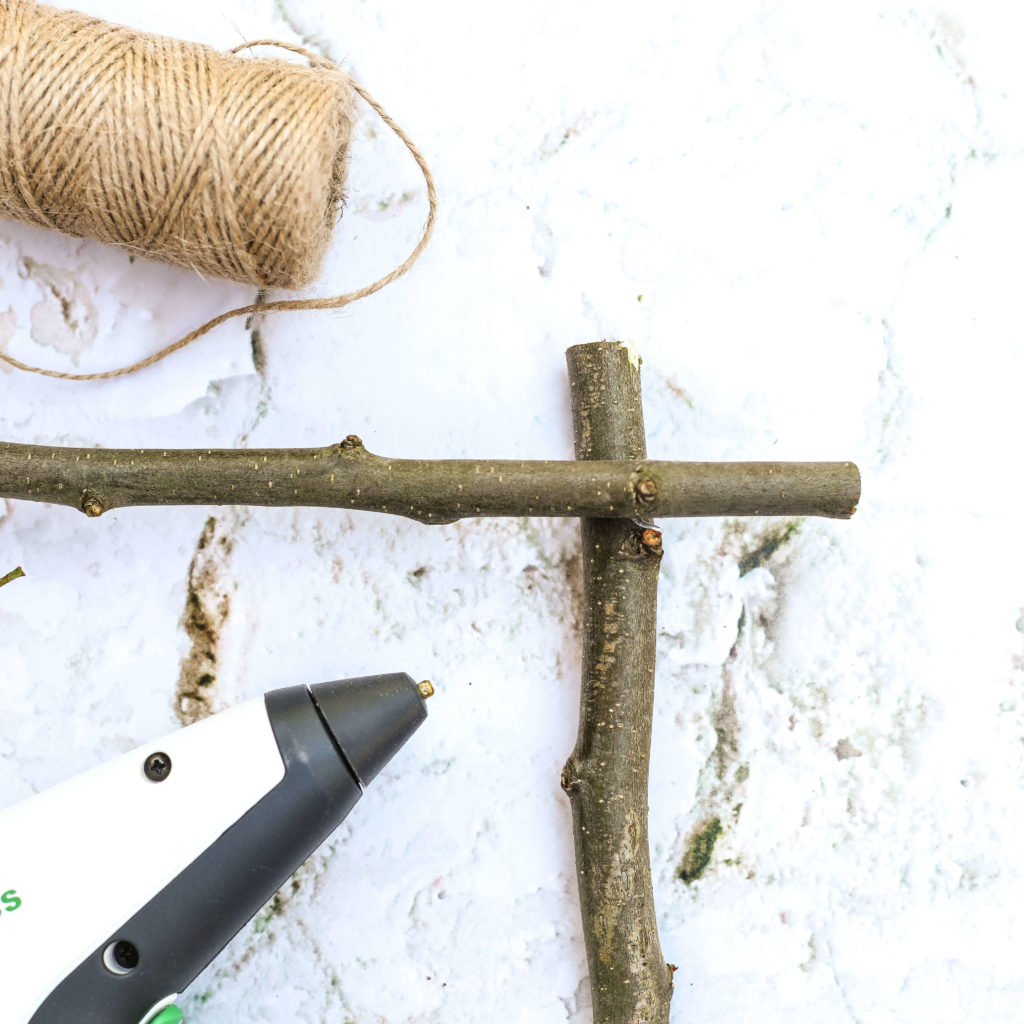 Ecken des Holzrahmens mit Heißkleber fixieren