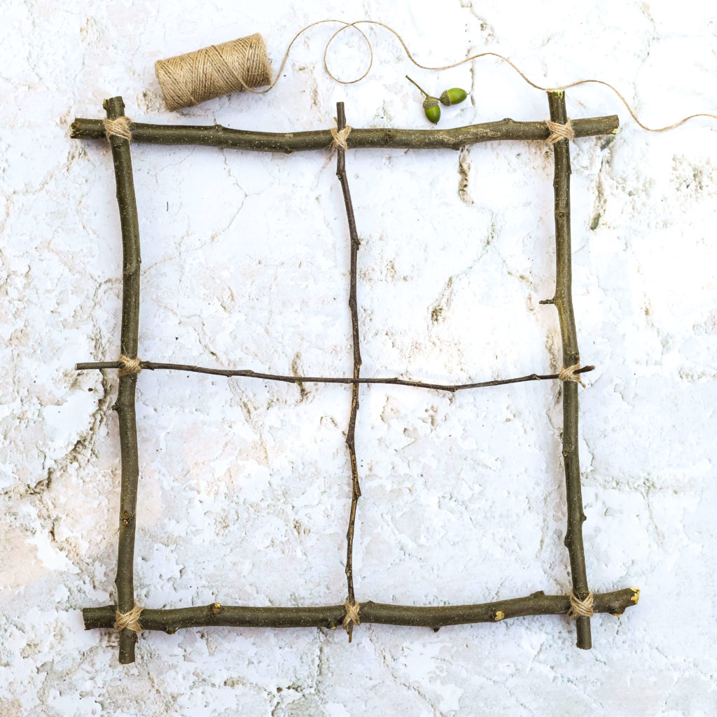 Fensterkreuz aus dünnen Ästen befestigen