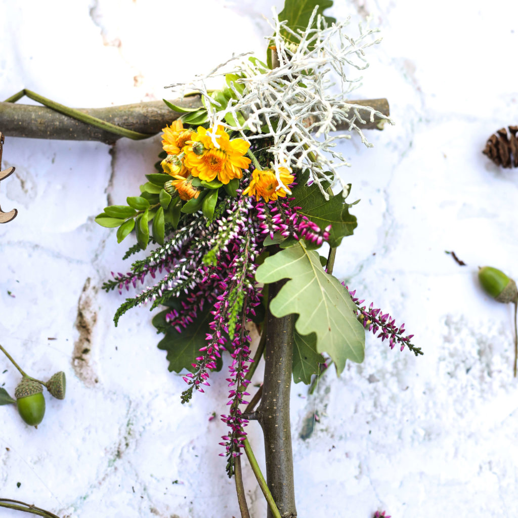 Dekoration mit Blumen am Holzrahmen