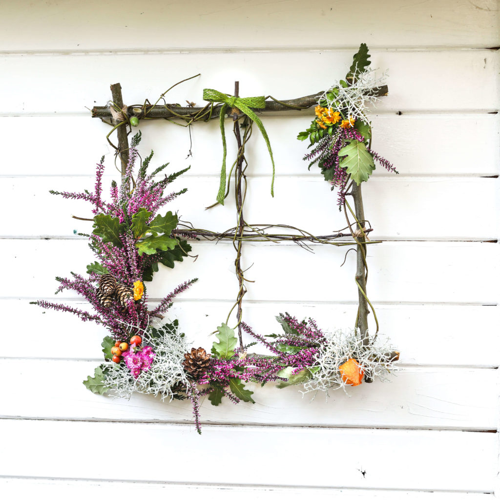 Blumendeko im Holzrahmen