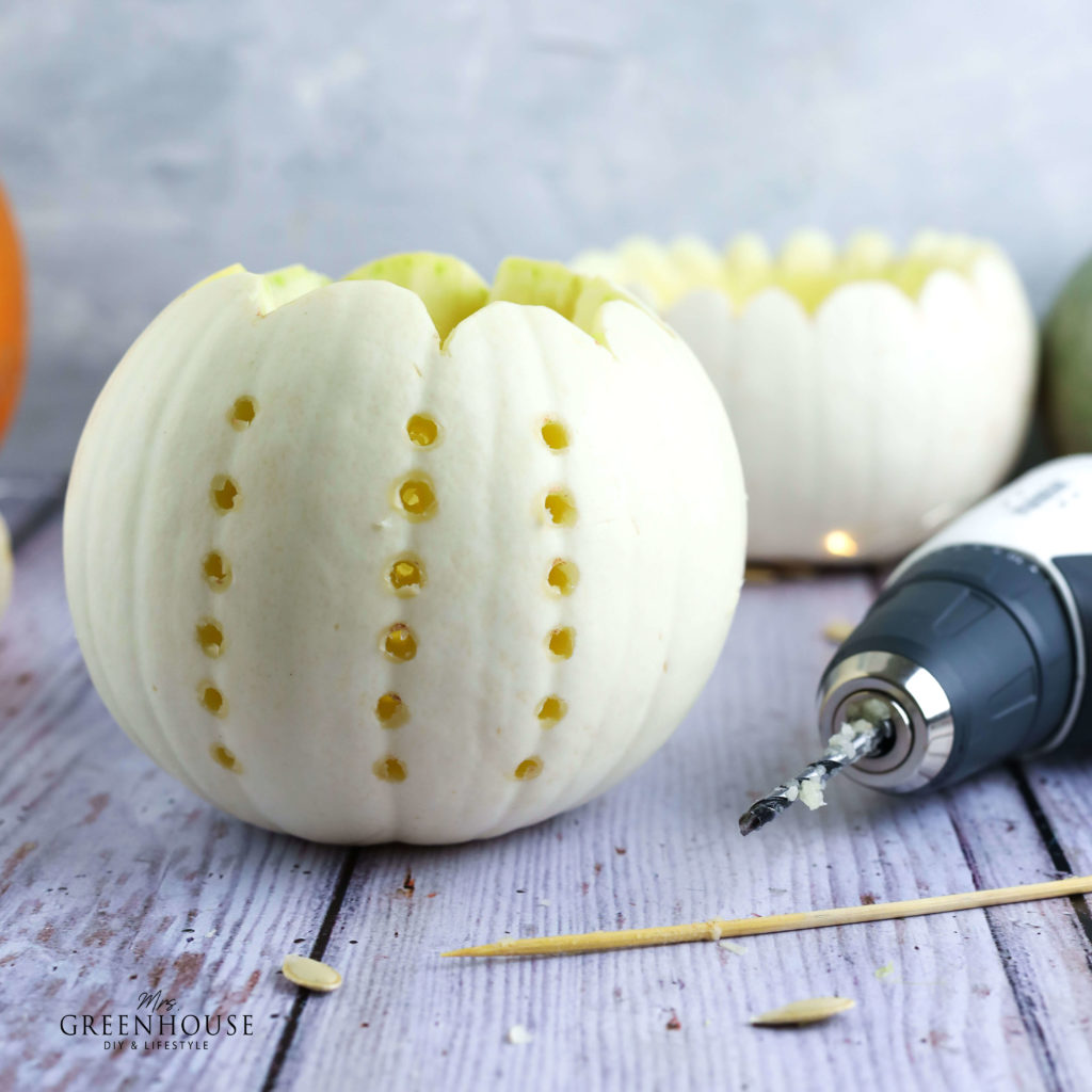 Löcher in Kürbis bohren