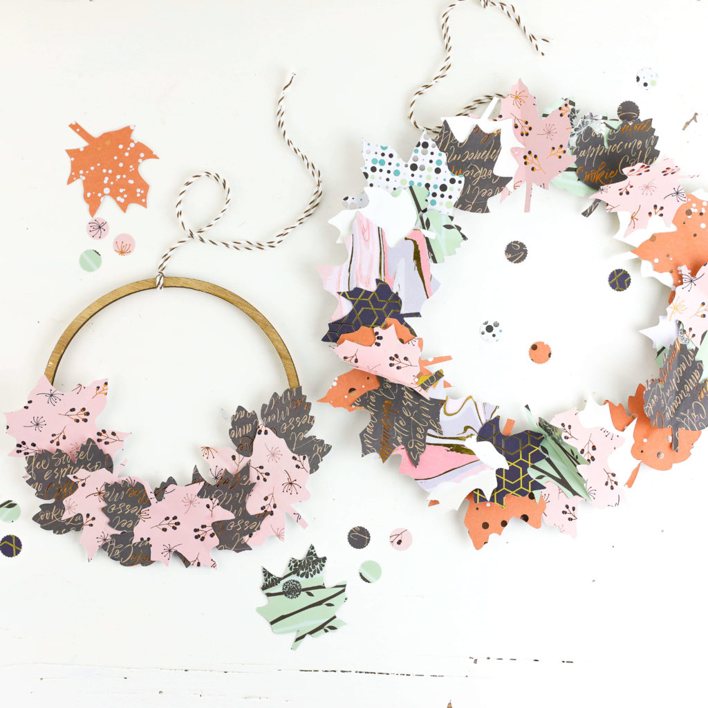 Band an Dekokränze mit Blättern aus Papier kleben