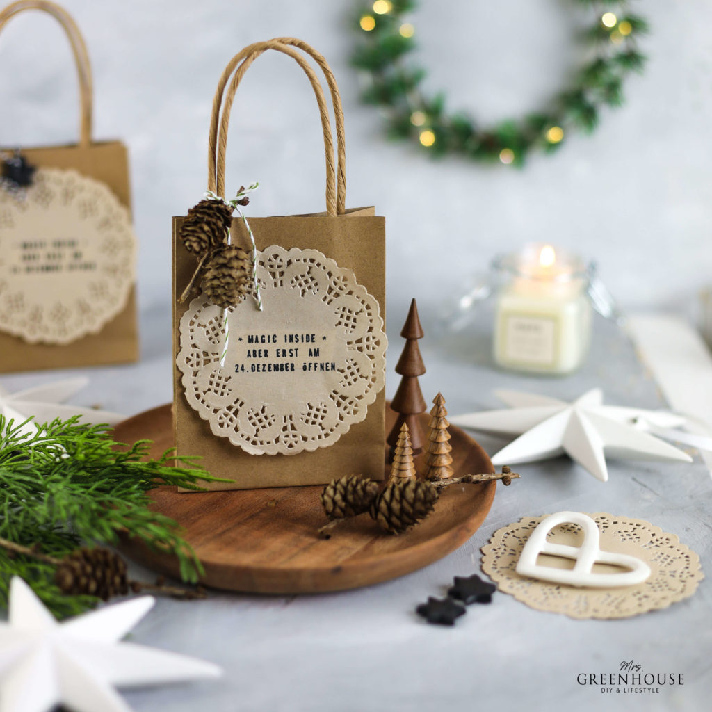 Geschenke mit dem Textstempel bestempeln