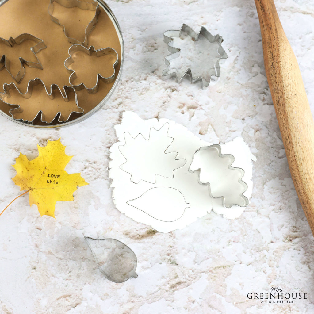 Fimo ausrollen und Blätter ausstechen